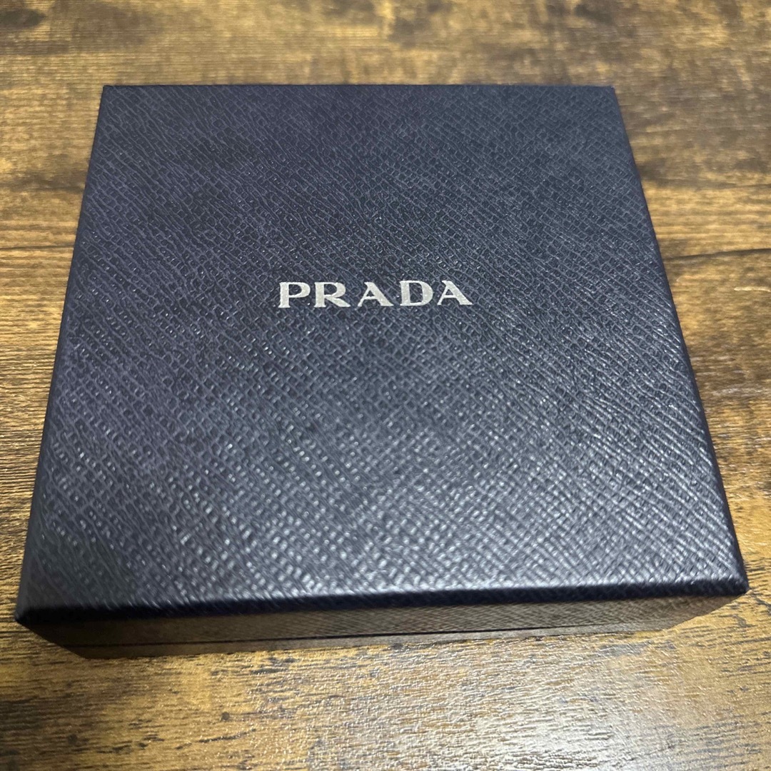 PRADA(プラダ)の【新品未使用タグ付】PRADAサフィアーノタブ 折り財布 レディースのファッション小物(財布)の商品写真