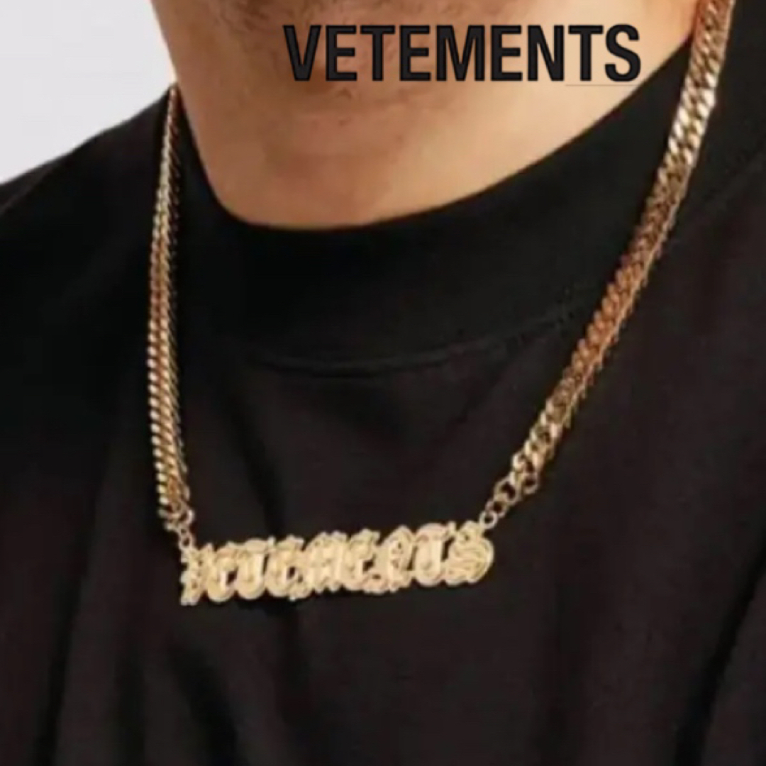 VETEMENTS ヴェトモン　ゴシックロゴ チェーンネックレス ゴールド