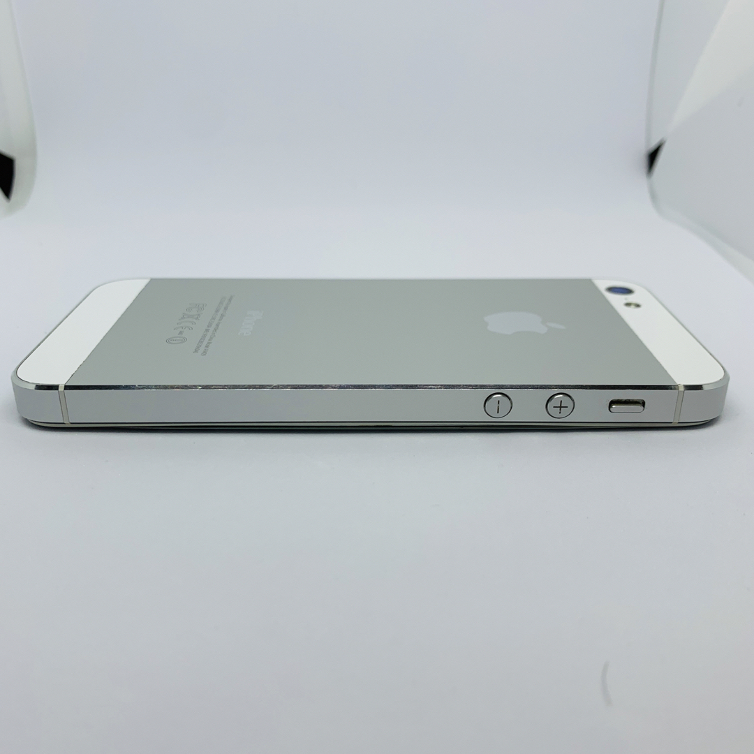 iPhone(アイフォーン)の【送料無料】iPhone 5 White 16 GB au ホワイト 完動品 白 スマホ/家電/カメラのスマートフォン/携帯電話(スマートフォン本体)の商品写真