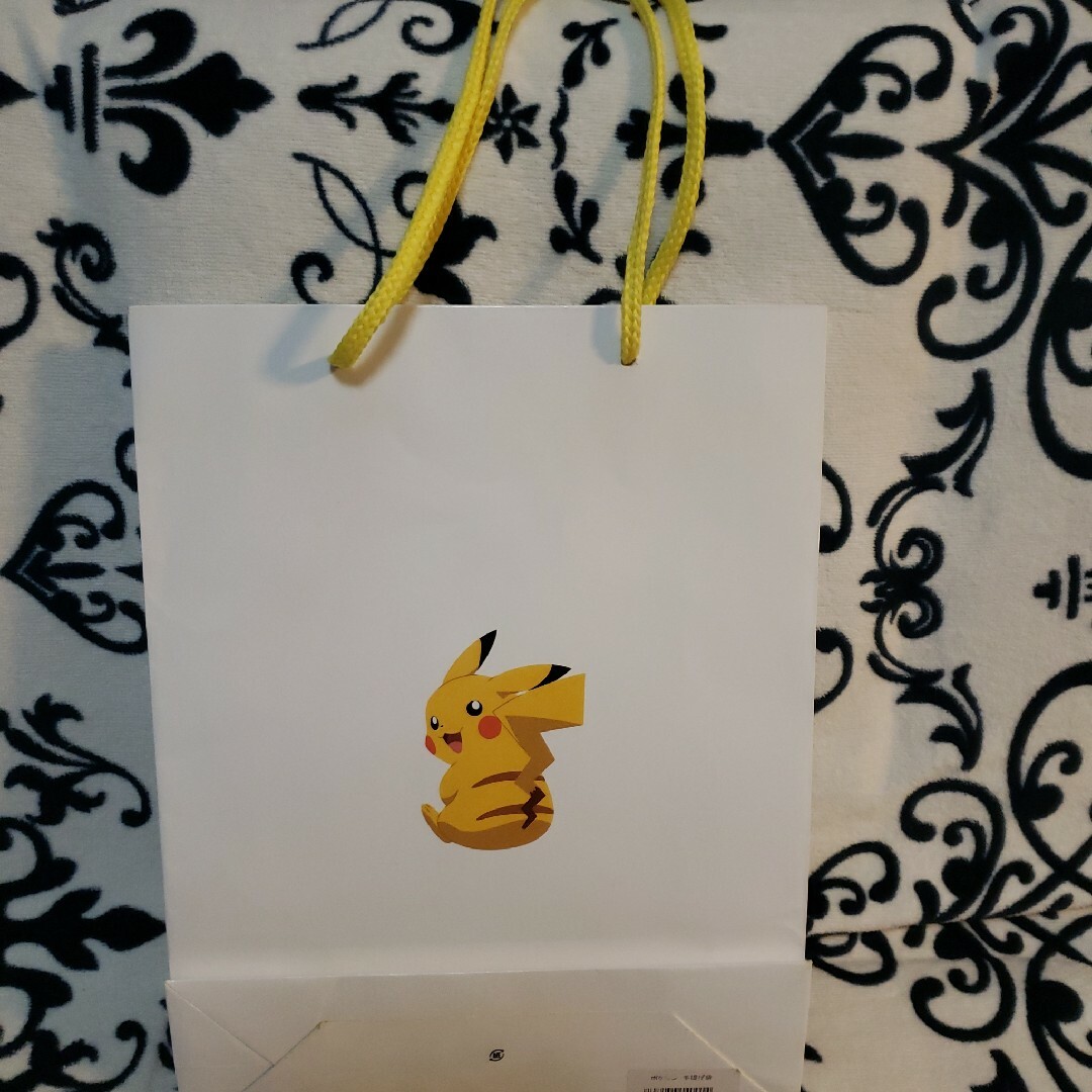 ピカチュウ　紙袋　非売品 エンタメ/ホビーのおもちゃ/ぬいぐるみ(キャラクターグッズ)の商品写真