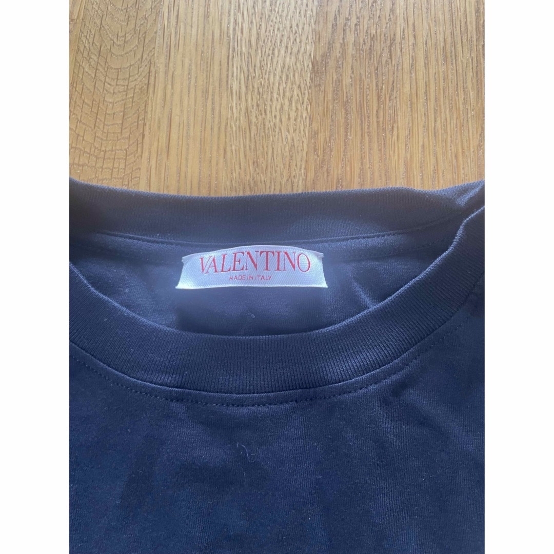 VALENTINO(ヴァレンティノ)の美品！VALENTINO ヴァレンティノ　エンボス ロゴ  Tシャツ メンズのトップス(Tシャツ/カットソー(半袖/袖なし))の商品写真