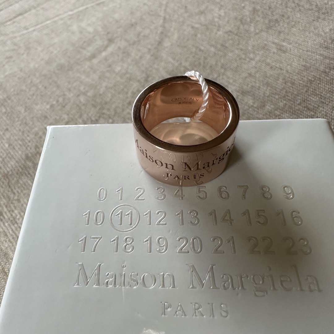 Maison Martin Margiela(マルタンマルジェラ)の4新品 メゾン マルジェラ ブランドロゴ リング 指輪 ローズ ゴールド レディースのアクセサリー(リング(指輪))の商品写真