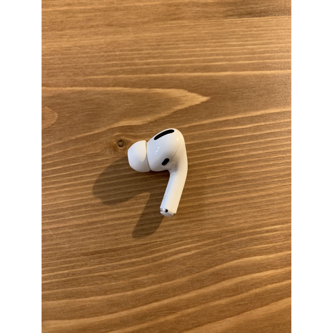 Apple(アップル)のAirPods Pro 第一世代　右耳　ジャンク品 スマホ/家電/カメラのオーディオ機器(ヘッドフォン/イヤフォン)の商品写真