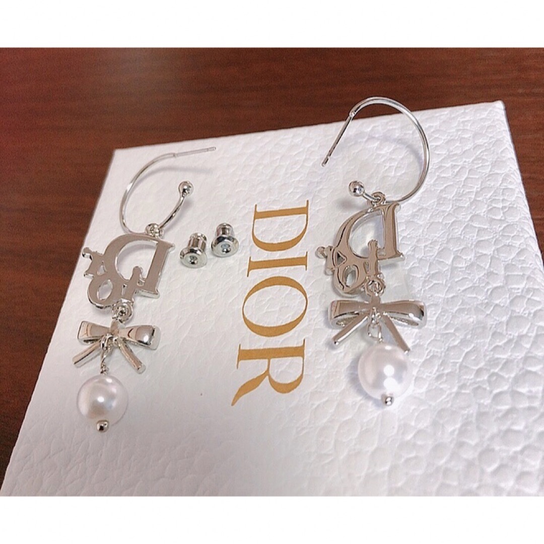 Christian Dior(クリスチャンディオール)のChristian Dior リボン パール silver ロゴ 揺れる ピアス レディースのアクセサリー(ピアス)の商品写真