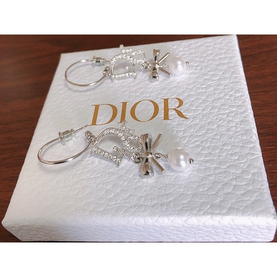 Christian Dior(クリスチャンディオール)のChristian Dior リボン パール silver ロゴ 揺れる ピアス レディースのアクセサリー(ピアス)の商品写真