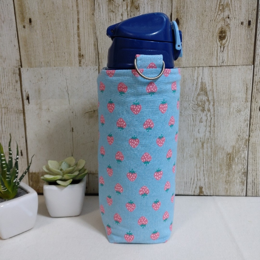 THERMOS　水筒カバー　800ml　小さないちご ハンドメイドのキッズ/ベビー(外出用品)の商品写真