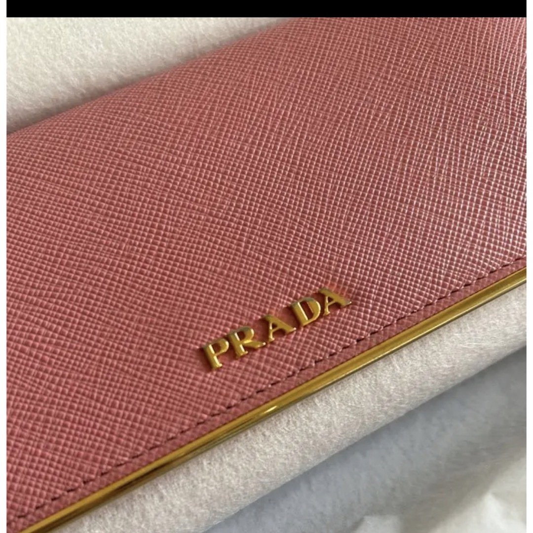 PRADA(プラダ)の美品！海外限定色　プラダ　ぴんく　財布 メンズのファッション小物(長財布)の商品写真