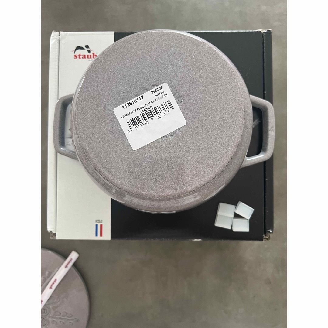 STAUB(ストウブ)の完売　数量限定　staub　WA-NABE S スノーフレーク 16 CM インテリア/住まい/日用品のキッチン/食器(鍋/フライパン)の商品写真