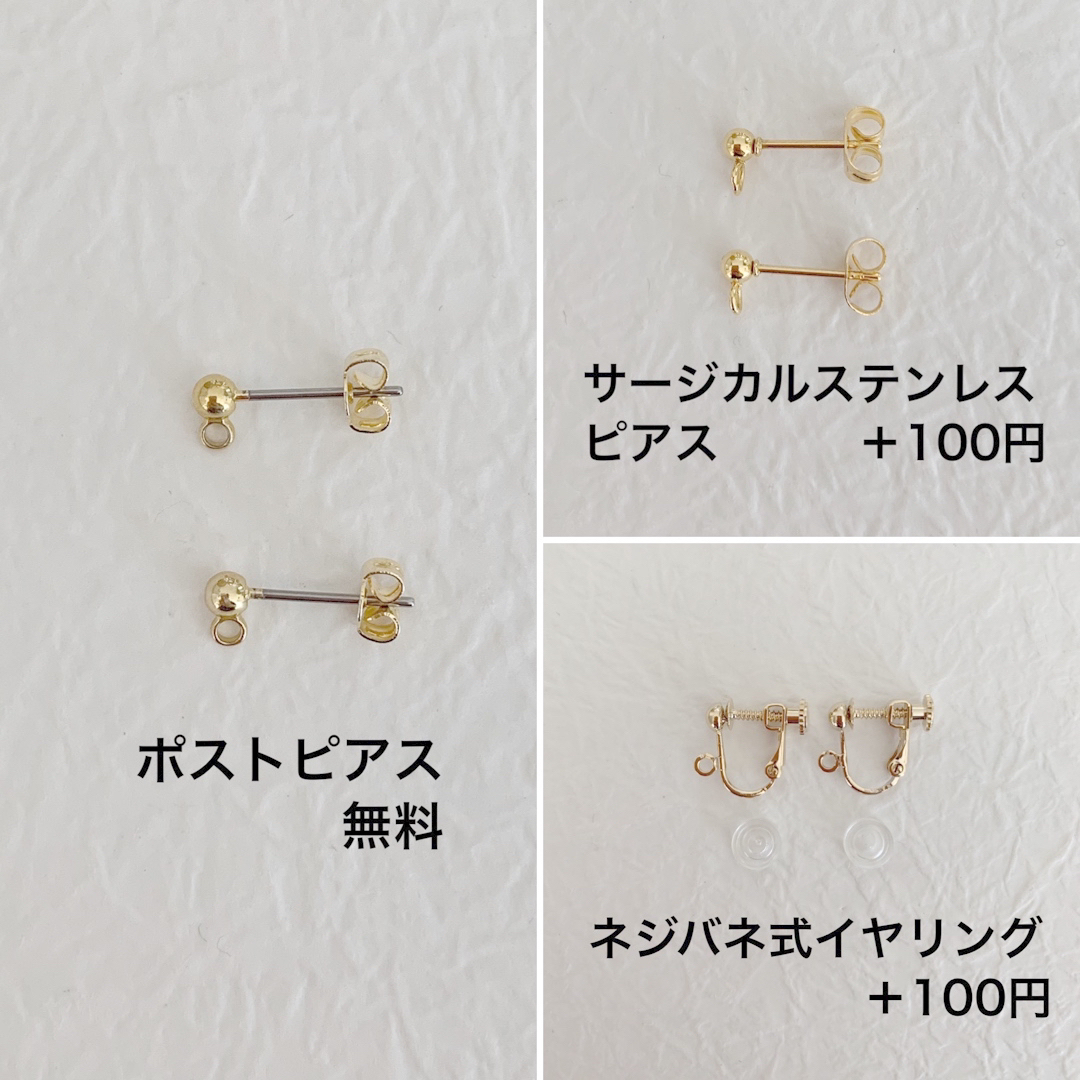 NO.76 オーバルゴールドフープと小花ホワイトとクリアのピアス ハンドメイドのアクセサリー(ピアス)の商品写真