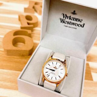 vivian west wood腕時計　レディース　ホワイト白　箱付きチャームはくすみがあります