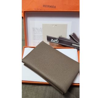 エルメス(Hermes)のHERMES エルメス カルヴィ エトゥープ(名刺入れ/定期入れ)