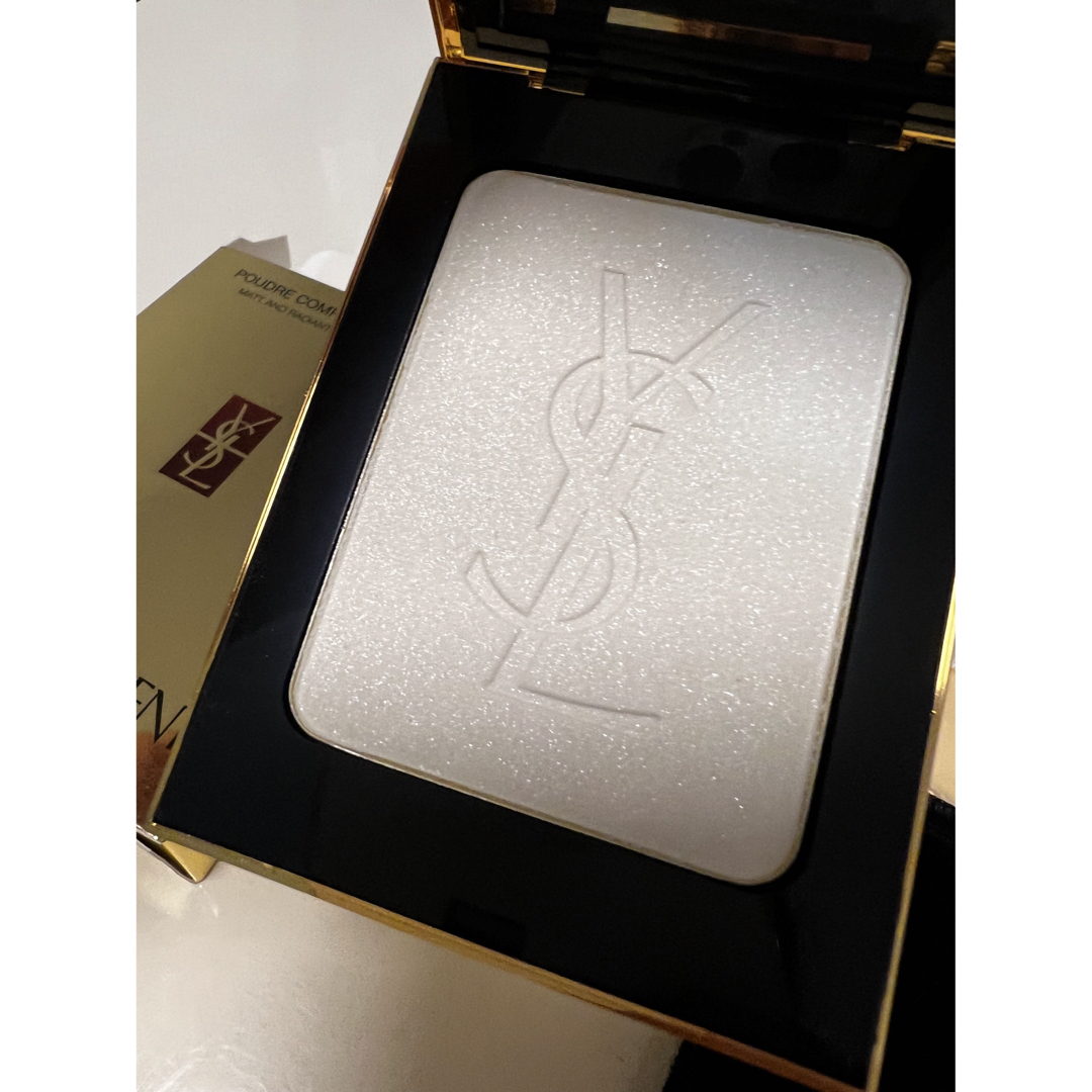 Yves Saint Laurent Beaute(イヴサンローランボーテ)の未使用箱入り！サンローラン　パウダーコンパクトラディアンス20 コスメ/美容のベースメイク/化粧品(フェイスパウダー)の商品写真