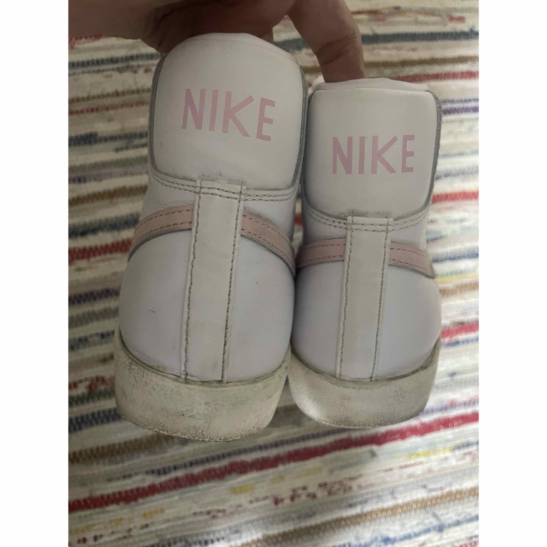 NIKE(ナイキ)のNIKE BLAZER MID 77 ピンク レディースの靴/シューズ(スニーカー)の商品写真