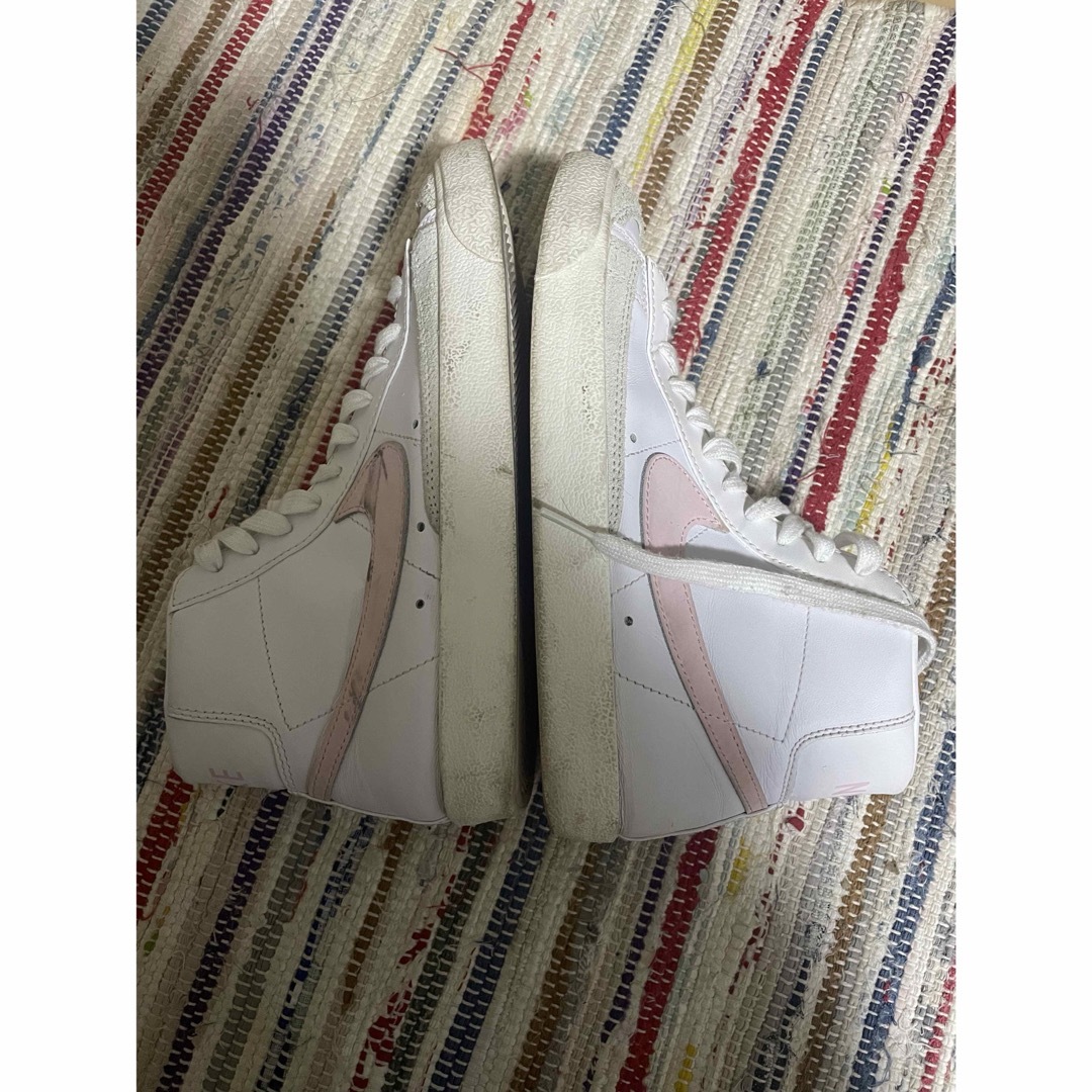 NIKE(ナイキ)のNIKE BLAZER MID 77 ピンク レディースの靴/シューズ(スニーカー)の商品写真