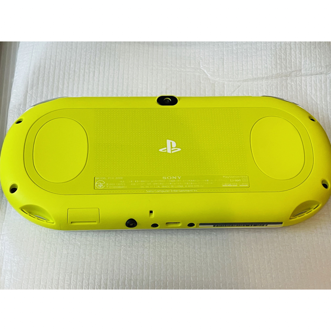 PlayStation Vita(プレイステーションヴィータ)の新品同様　ほぼ新品　PS Vita　ライムグリーン ホワイト　PCH-2000☆ エンタメ/ホビーのゲームソフト/ゲーム機本体(携帯用ゲーム機本体)の商品写真