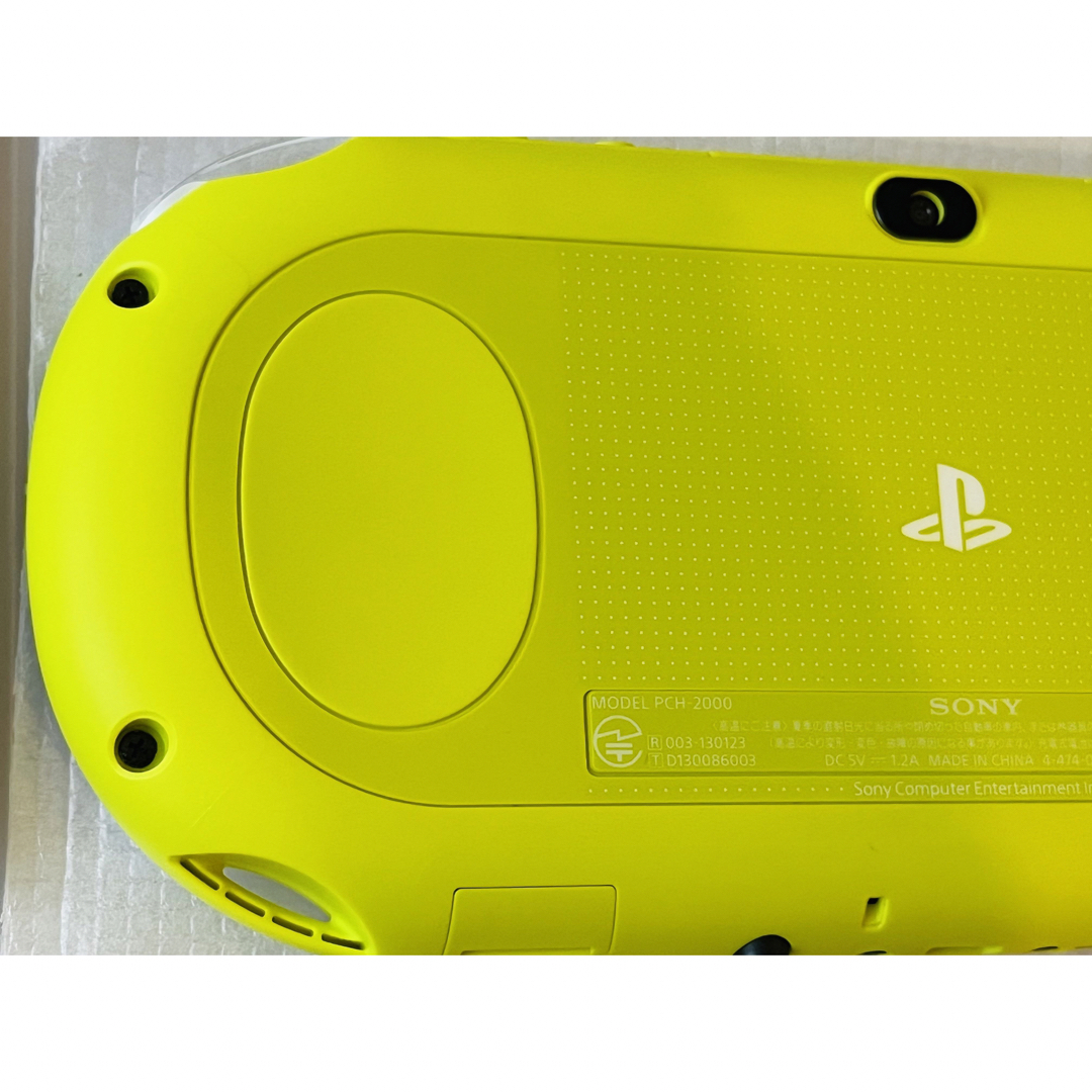 PlayStation Vita(プレイステーションヴィータ)の新品同様　ほぼ新品　PS Vita　ライムグリーン ホワイト　PCH-2000☆ エンタメ/ホビーのゲームソフト/ゲーム機本体(携帯用ゲーム機本体)の商品写真