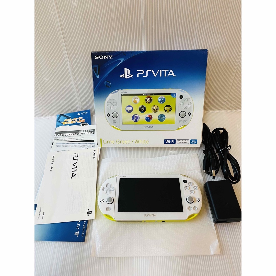 PlayStation Vita(プレイステーションヴィータ)の新品同様　ほぼ新品　PS Vita　ライムグリーン ホワイト　PCH-2000☆ エンタメ/ホビーのゲームソフト/ゲーム機本体(携帯用ゲーム機本体)の商品写真