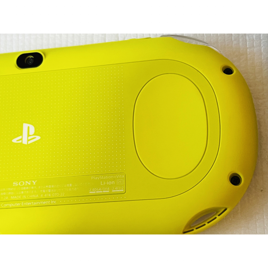 PlayStation Vita(プレイステーションヴィータ)の新品同様　ほぼ新品　PS Vita　ライムグリーン ホワイト　PCH-2000☆ エンタメ/ホビーのゲームソフト/ゲーム機本体(携帯用ゲーム機本体)の商品写真