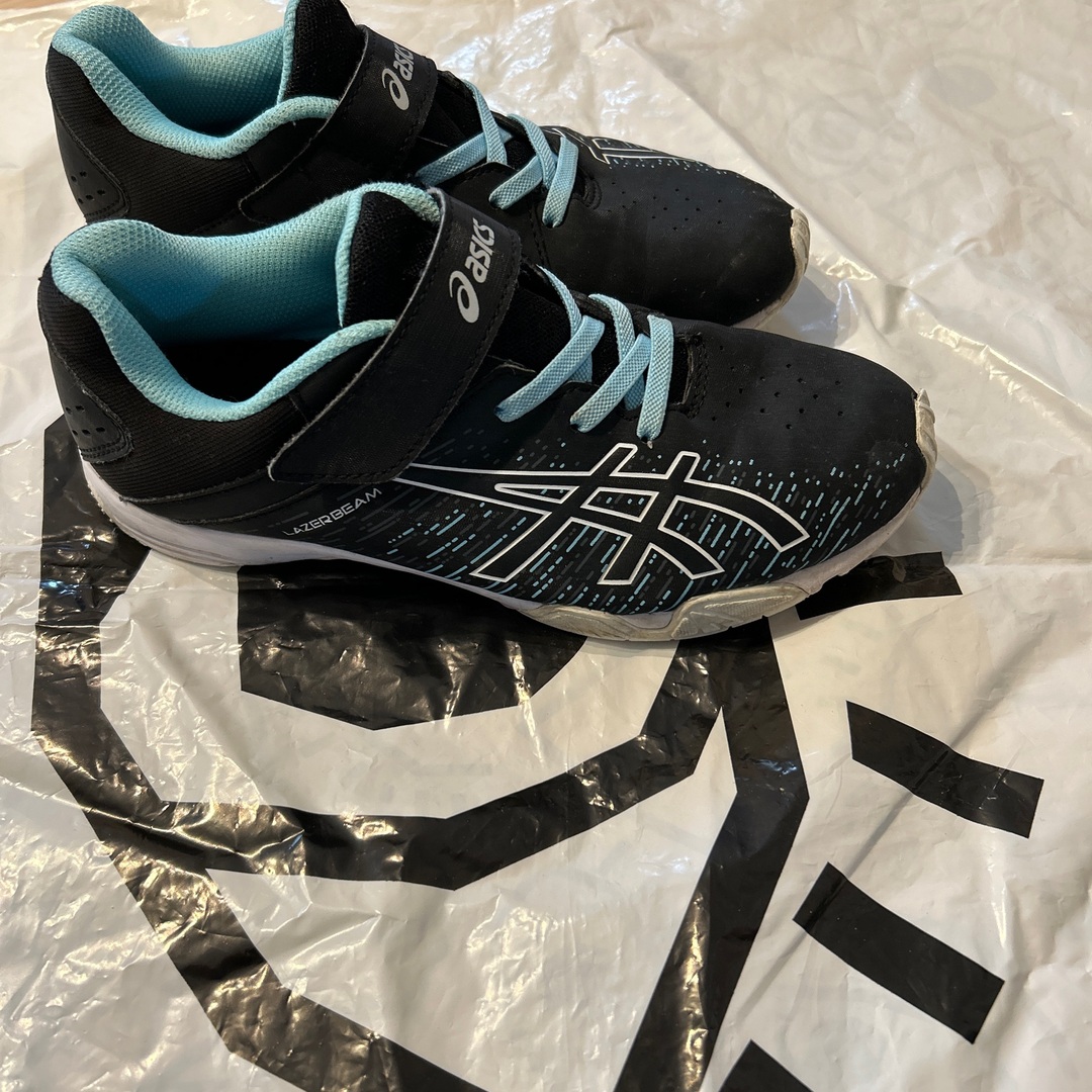 asics(アシックス)のasics スニーカー 22.5 キッズ/ベビー/マタニティのキッズ靴/シューズ(15cm~)(スニーカー)の商品写真