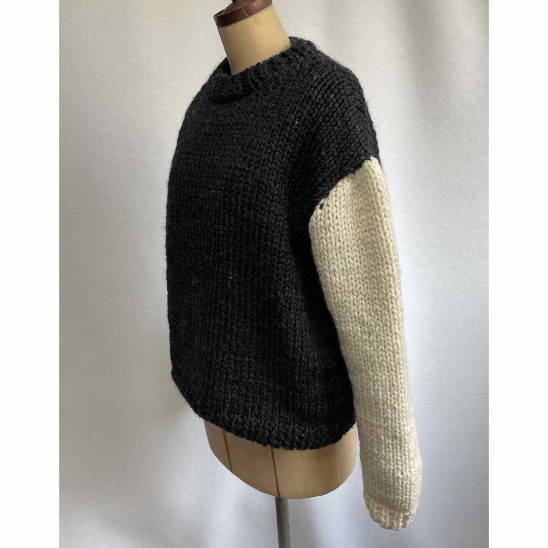 国内手編み　ゆったりシルエットのセーター(身頃チャコール、袖生成り) レディースのトップス(ニット/セーター)の商品写真