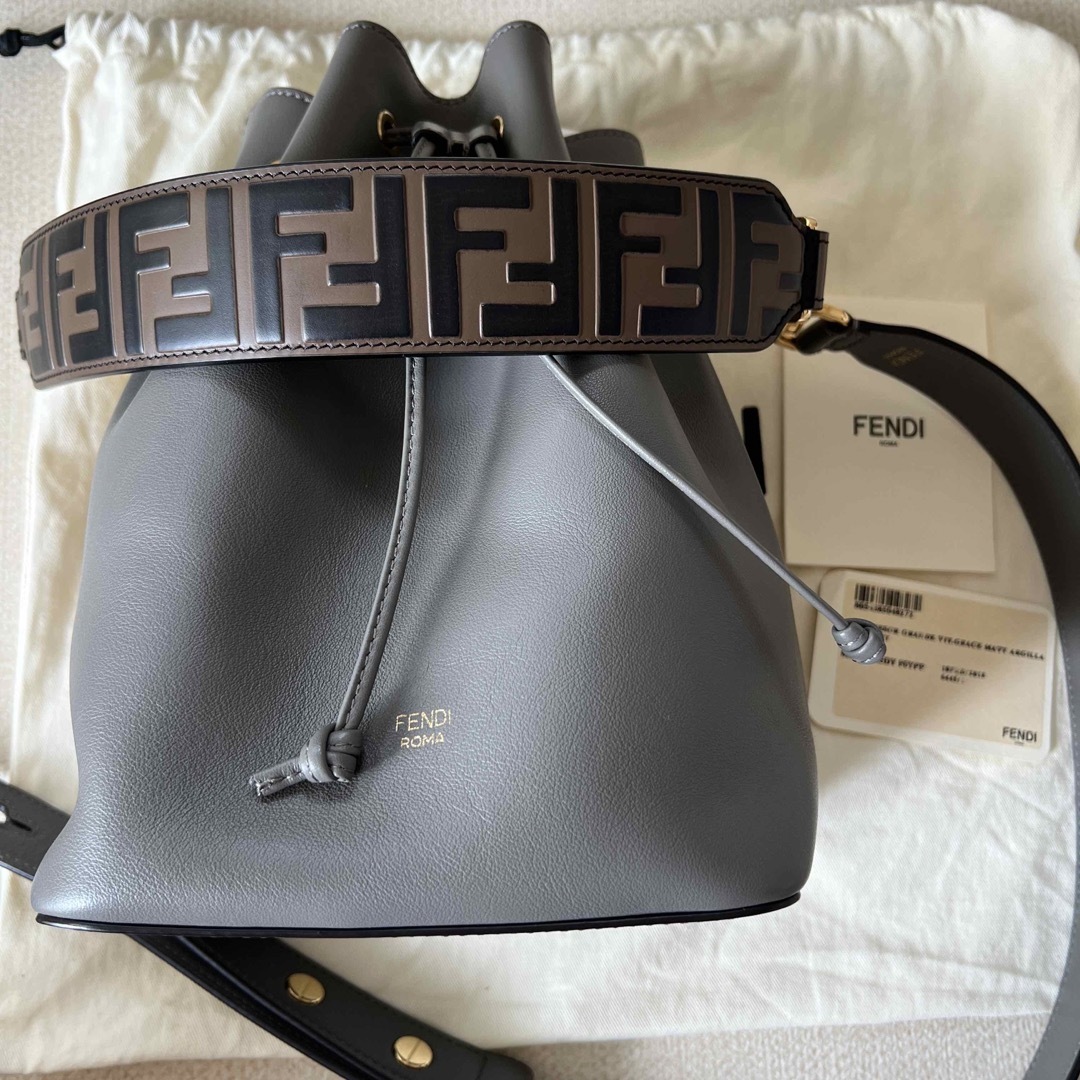 FENDIモントレゾール ストラップユー付き-