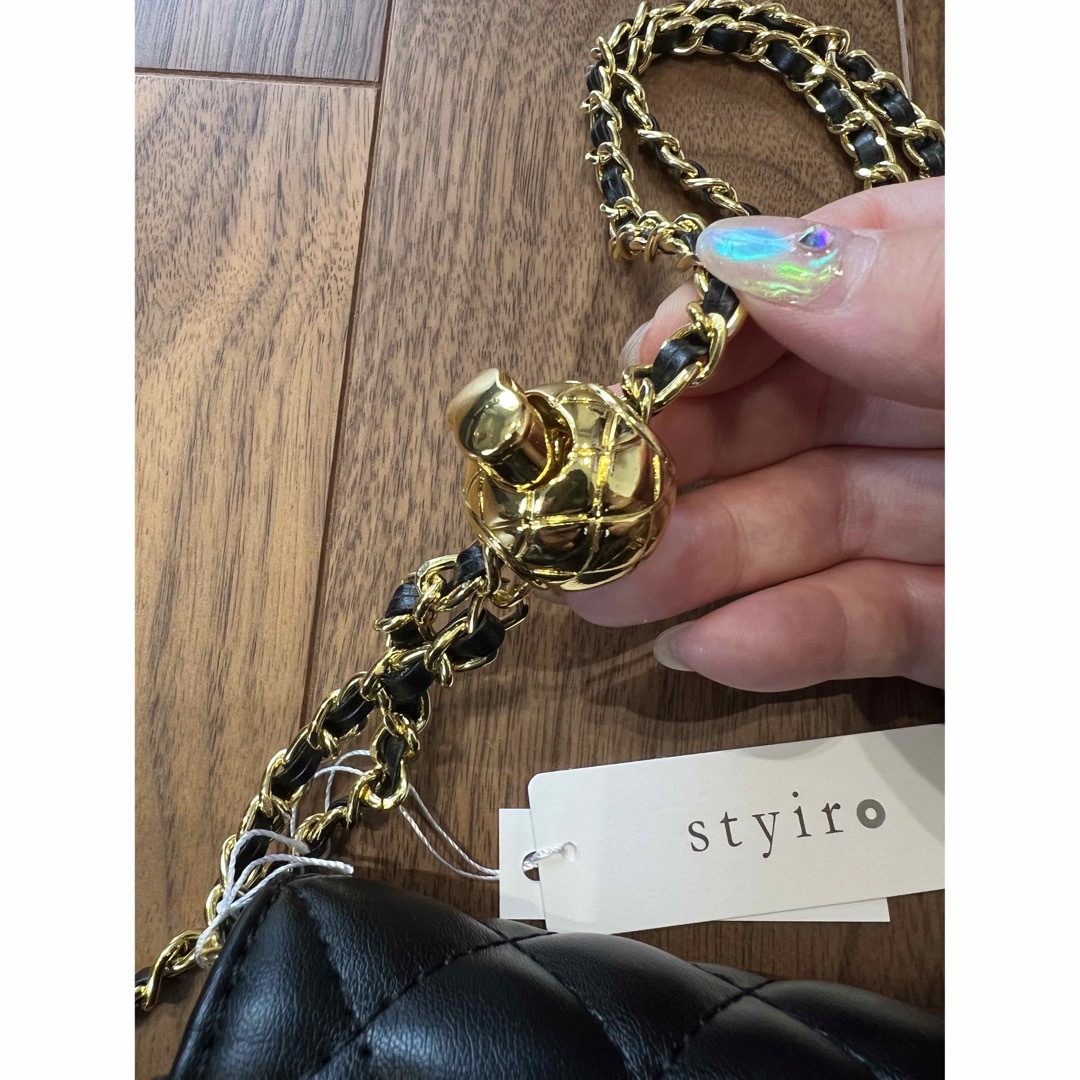 styiro(スタイロ)のstyiroスクエアキルティングミニチェーンショルダーバッグ ブラック 新品 レディースのバッグ(ショルダーバッグ)の商品写真