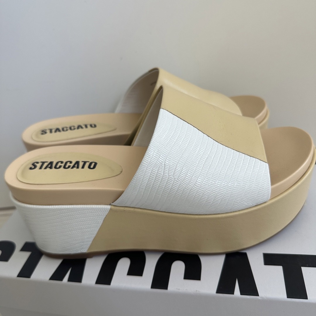 STACCATO シルバーサンダル 24.5 美品 ☆ - 靴