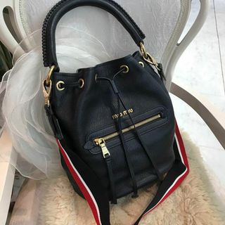 ミュウミュウ(miumiu)の★美品★miumiu　ショルダーバッグ　巾着　2WAY　レザー　黒　トリコロール(ショルダーバッグ)