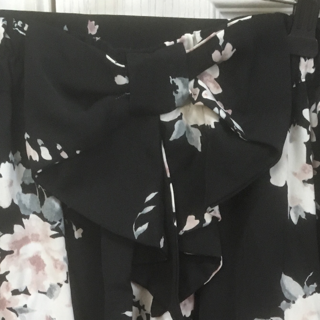 しまむら(シマムラ)のしまむら新品花柄リボン付き膝丈スカートMブラック レディースのスカート(ひざ丈スカート)の商品写真