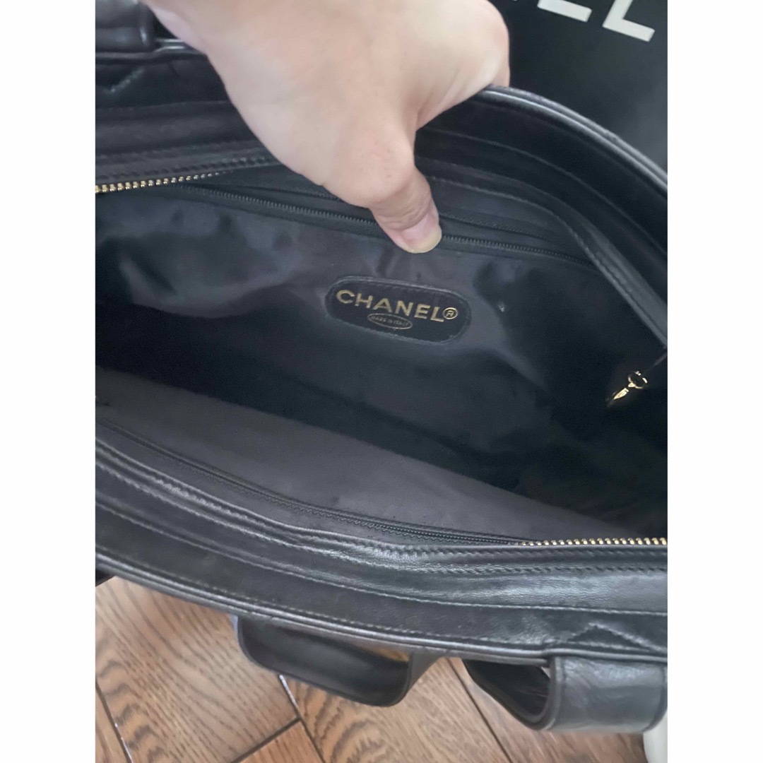 CHANEL(シャネル)のシャネルCHANEL  トートバッグ  レザーベルト　黒　ブラック　本革　正規品 レディースのバッグ(トートバッグ)の商品写真