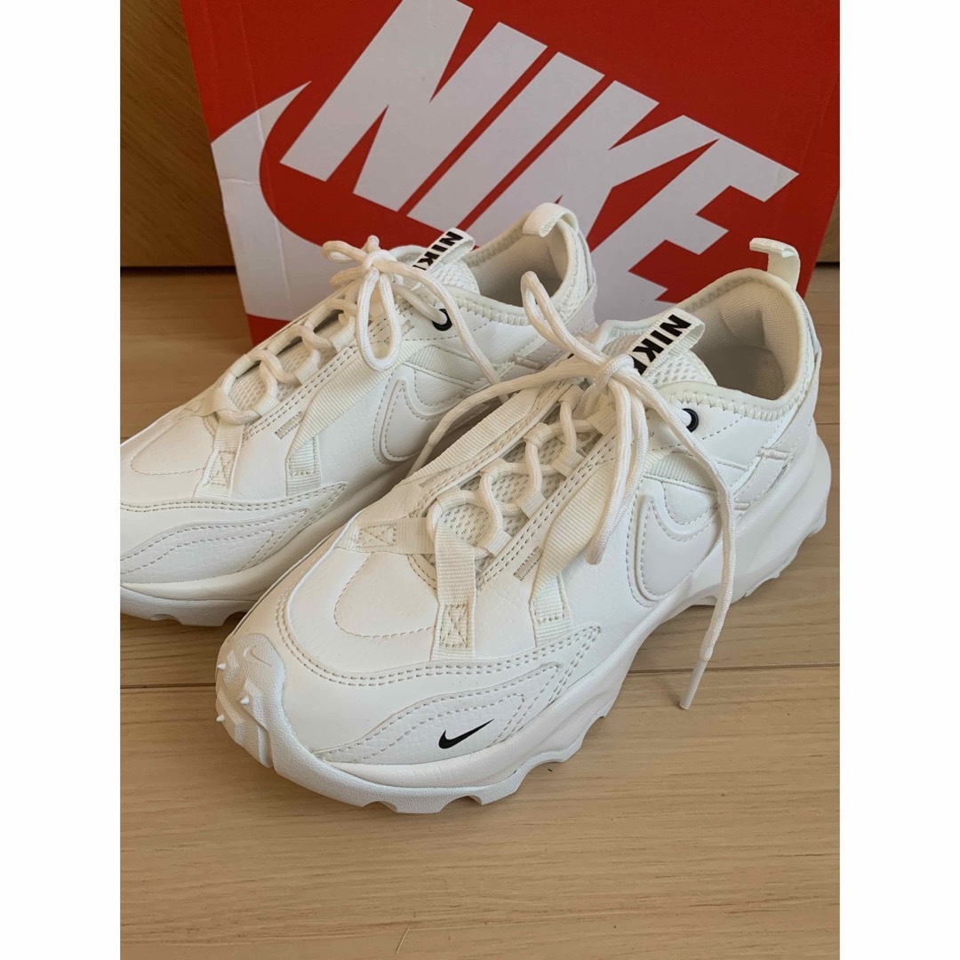 NIKE ナイキ　TC7900 24cm