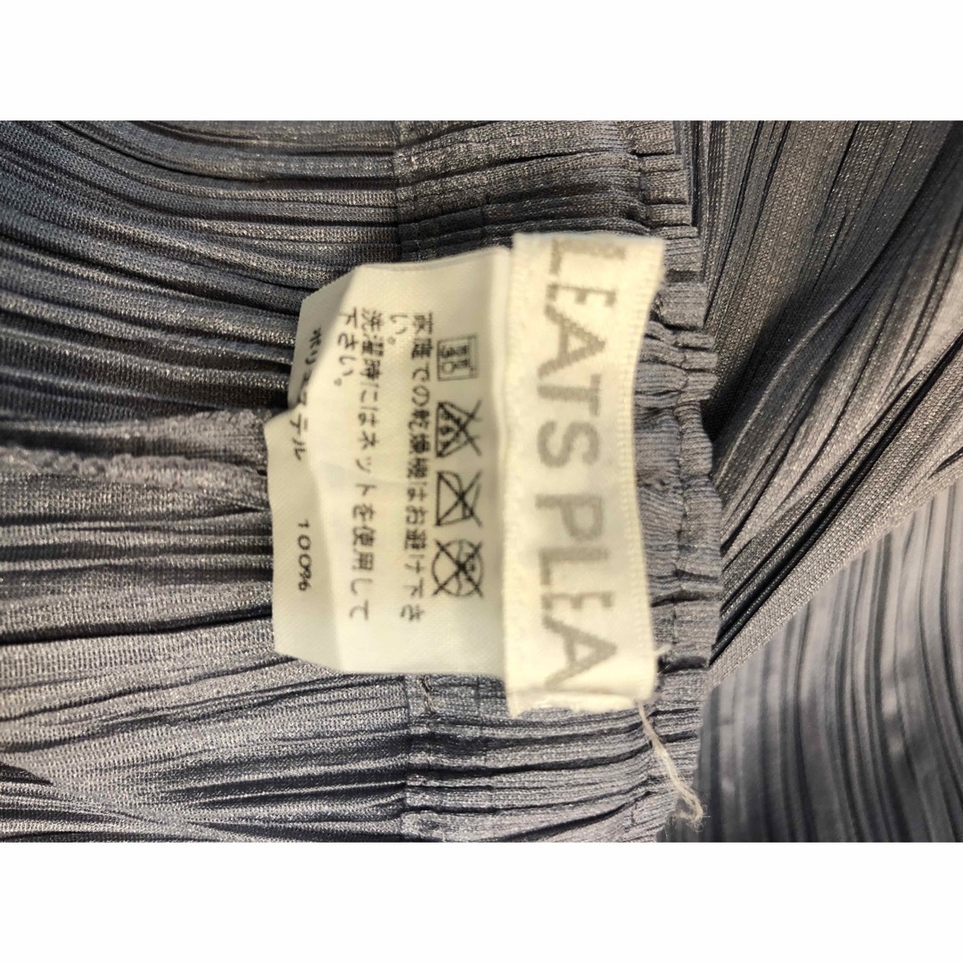 PLEATS PLEASE ISSEY MIYAKE(プリーツプリーズイッセイミヤケ)のイッセイミヤケ　プリーツプリーズ　パンツ　グレー　18670820 レディースのパンツ(カジュアルパンツ)の商品写真