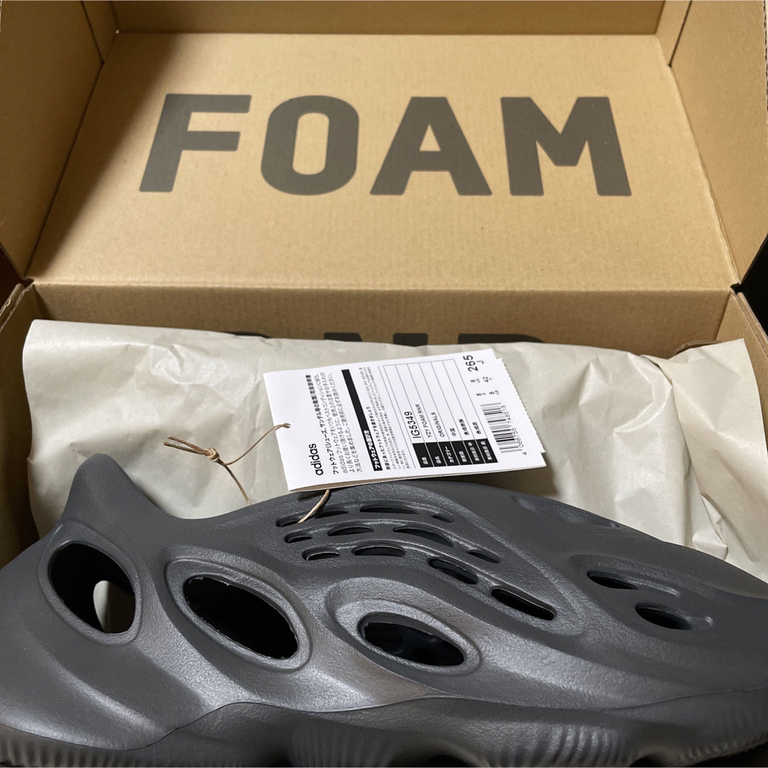 YEEZY（adidas）(イージー)のYZY FOAM RNR CARBON 26.5 メンズの靴/シューズ(サンダル)の商品写真