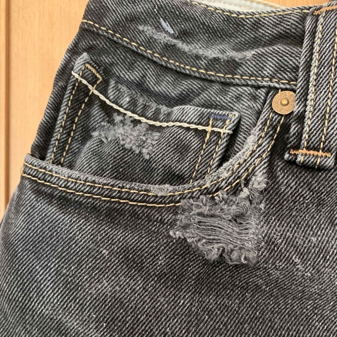 Levi's(リーバイス)の未使用リーバイス505 ブラックスリムストレート　ダメージ加工　黒 メンズのパンツ(デニム/ジーンズ)の商品写真