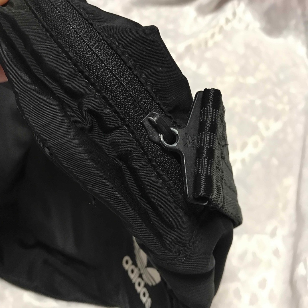 Originals（adidas）(オリジナルス)の / アディダス オリジナルス 大きめ ボディバッグ ブラック メンズのバッグ(ボディーバッグ)の商品写真