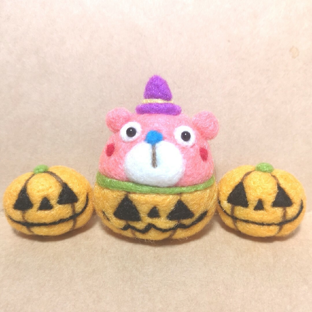 羊毛フェルト・ピンクくまハロウィン🎃 ハンドメイドのインテリア/家具(インテリア雑貨)の商品写真