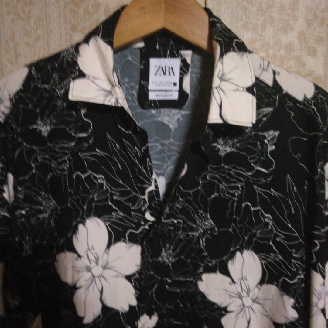 ZARA(ザラ)のZARAメンズ 花柄ブラック 長袖レーヨンシャツ メンズのトップス(シャツ)の商品写真