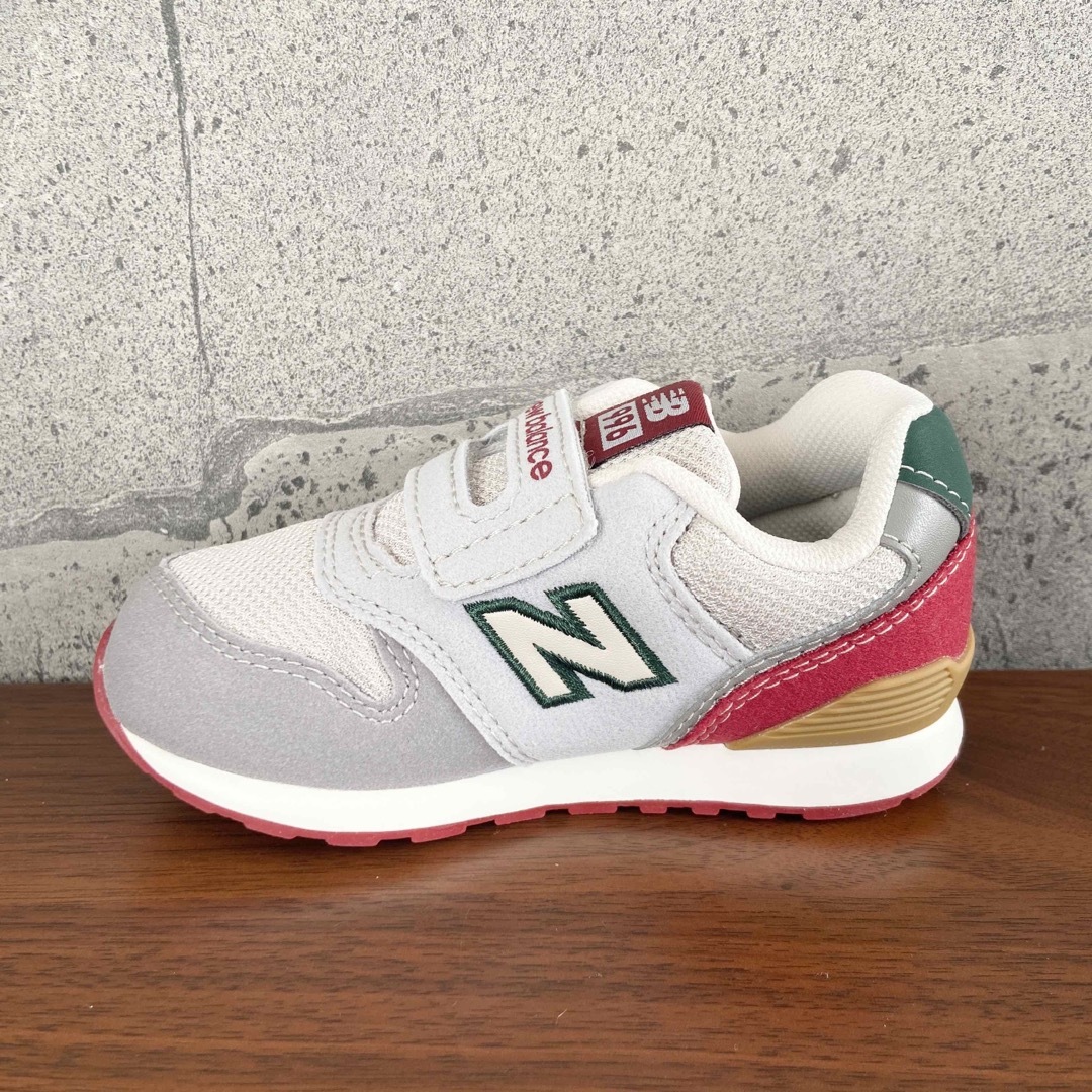 New Balance(ニューバランス)の【新品】15.5センチ グレー×レッド ニューバランス スニーカー キッズ キッズ/ベビー/マタニティのキッズ靴/シューズ(15cm~)(スニーカー)の商品写真