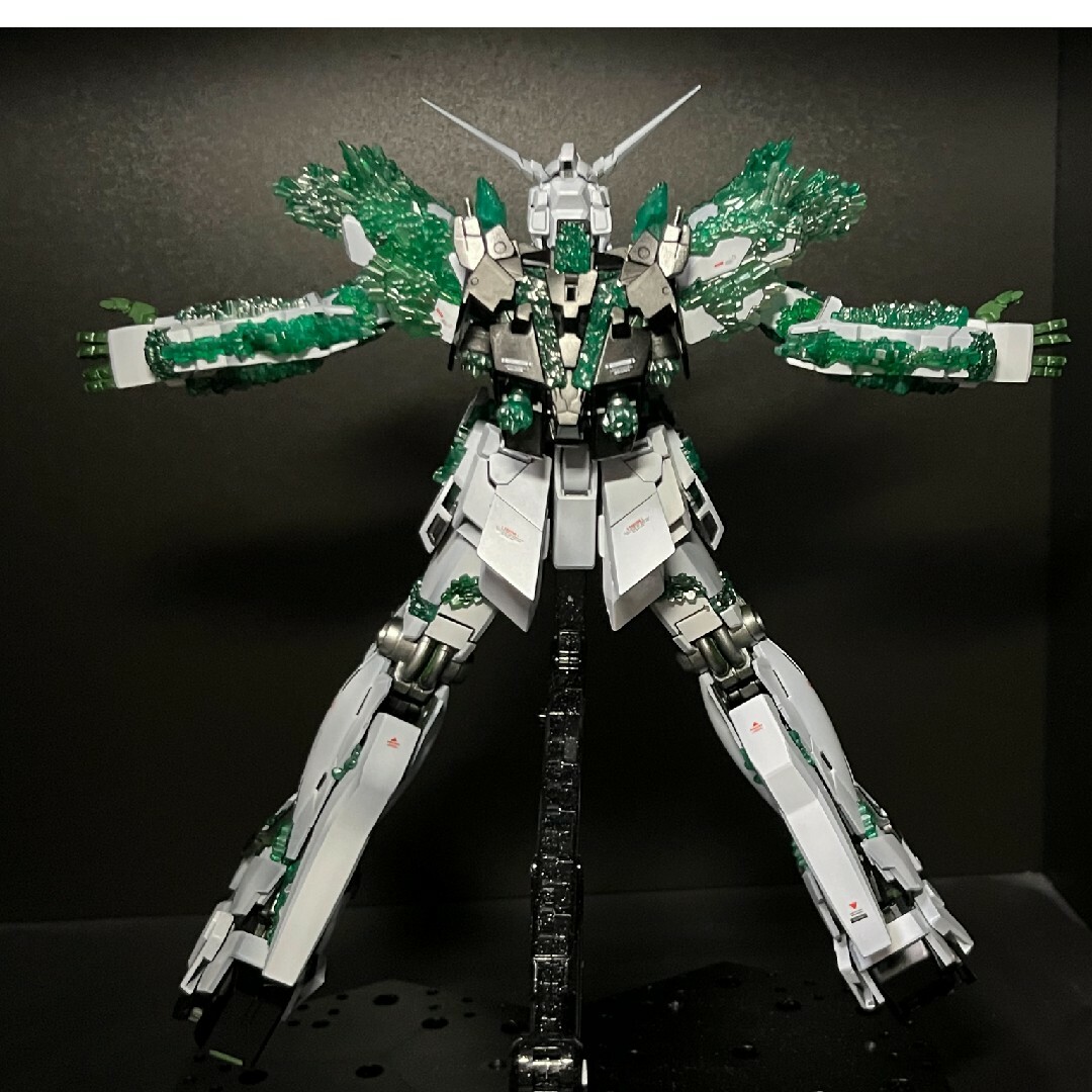 ユニコーンガンダム光の結晶体エアブラシによる全塗装 ガンプラ ガンダム エンタメ/ホビーのおもちゃ/ぬいぐるみ(模型/プラモデル)の商品写真