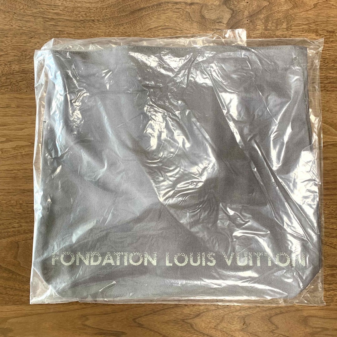 LOUIS VUITTON(ルイヴィトン)のフォンダシオン ルイヴィトン トート ポケット付 グレー ルイヴィトン美術館 レディースのバッグ(トートバッグ)の商品写真