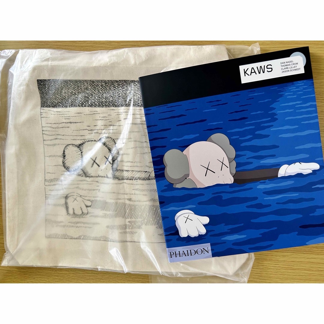 UNIQLO - UNIQLO KAWS アートブック(トートバック、ステッカー付き)の UNIQLO - UNIQLO KAWS アートブック(トートバック、ステッカー付き)の