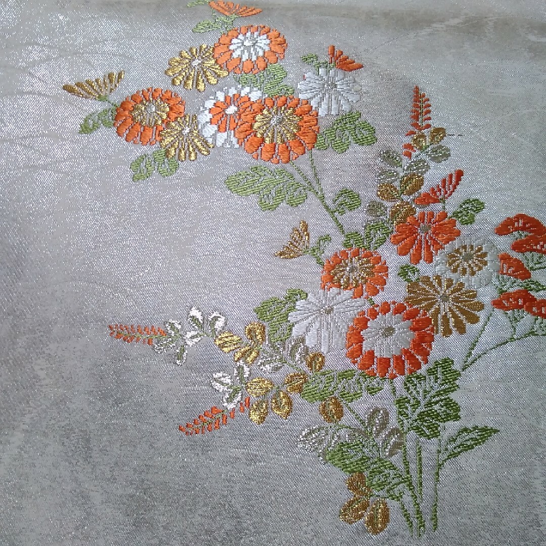 レディース未使用　正絹　名古屋帯(プラチナ箔に花刺繍)　とても美しい帯です