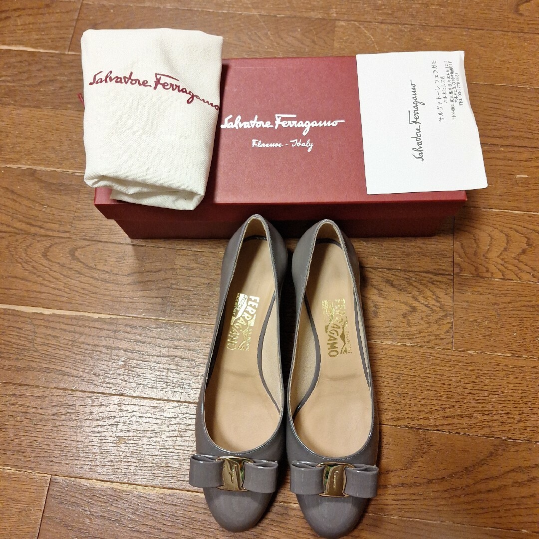 Salvatore Ferragamo(サルヴァトーレフェラガモ)の新品　未使用　サルヴァトーレフェラガモ　ヴァラ　エナメル　25㎝　8.5 レディースの靴/シューズ(ハイヒール/パンプス)の商品写真