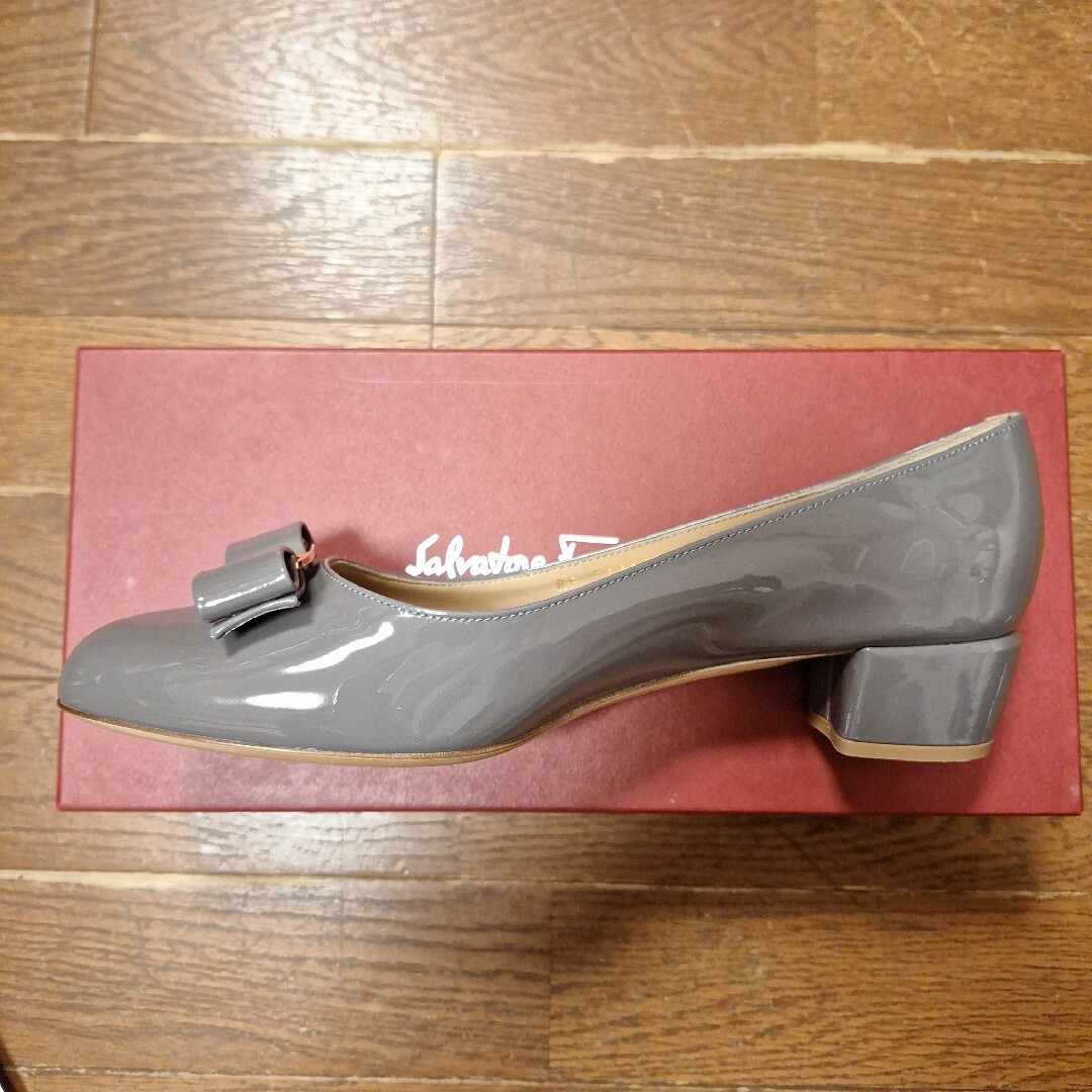 Salvatore Ferragamo(サルヴァトーレフェラガモ)の新品　未使用　サルヴァトーレフェラガモ　ヴァラ　エナメル　25㎝　8.5 レディースの靴/シューズ(ハイヒール/パンプス)の商品写真