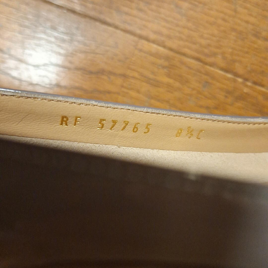 Salvatore Ferragamo(サルヴァトーレフェラガモ)の新品　未使用　サルヴァトーレフェラガモ　ヴァラ　エナメル　25㎝　8.5 レディースの靴/シューズ(ハイヒール/パンプス)の商品写真