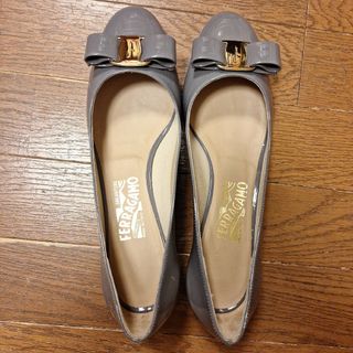 サルヴァトーレフェラガモ(Salvatore Ferragamo)の新品　未使用　サルヴァトーレフェラガモ　ヴァラ　エナメル　25㎝　8.5(ハイヒール/パンプス)