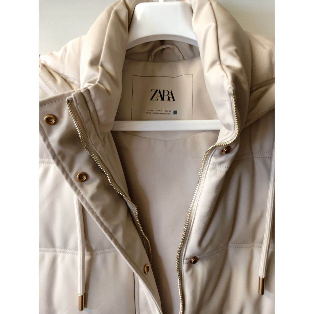 ZARA(ザラ)のZARA ♡フェイクレザーパフベスト  ☆エクリュ  ダウンベスト レディースのジャケット/アウター(ダウンベスト)の商品写真