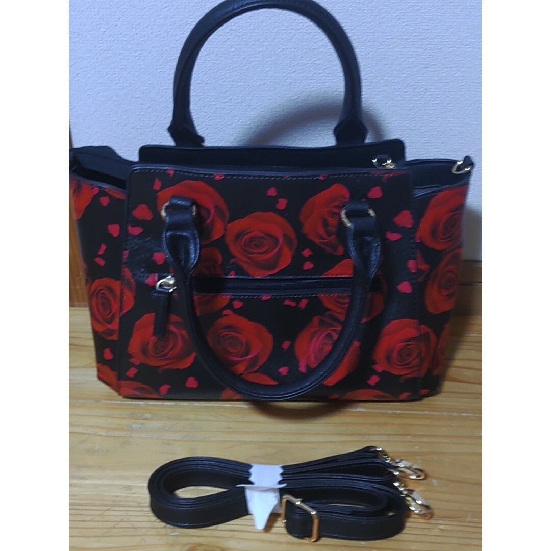 DaTuRa(ダチュラ)のダチュラ　ハンドバッグ　ブラック　黒　レッドローズ　赤薔薇　　ショルダー紐付き レディースのバッグ(ハンドバッグ)の商品写真