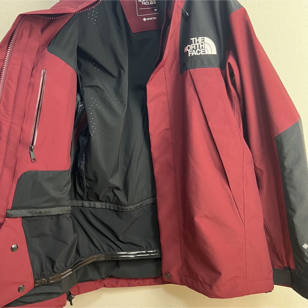 THE NORTH FACE(ザノースフェイス)のノースフェイス　マウンテンジャケット　np61800 コードバン　レッド　M メンズのジャケット/アウター(マウンテンパーカー)の商品写真