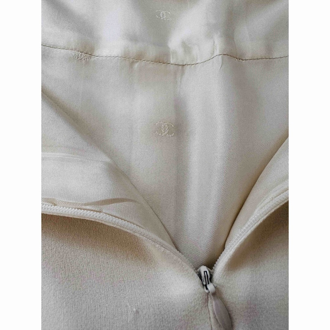 CHANEL(シャネル)のCHANEL シルク100% シャネル　スカート　Mサイズ　ホワイト　ココボタン レディースのスカート(ひざ丈スカート)の商品写真
